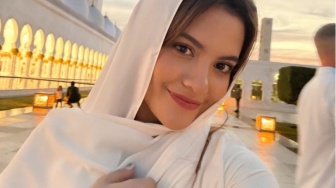 Marsha Aruan Kunjungi Masjid Agung Sheikh Zayed di Dubai, Netizen: Mualaf?