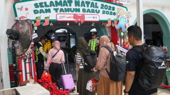 Mudik Nataru 2025, Penumpang Kereta Padati Stasiun Pasar Senen