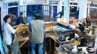 Rekaman CCTV Kelompok Bermotor Serang Kafe di Pekanbaru