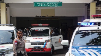 Sejumlah petugas ambulan bersiap mengantarkan jenazah korban kecelakaan bus PO Cahaya Trans usai proses identifikasi di RSUD Kariadi, Semarang, Jawa Tengah, Senin (22/12/2025). [ANTARA FOTO/Makna Zaezar/rwa]