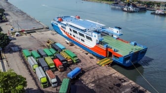 Sejumlah truk antre melakukan bongkar muat kapal di Pelabuhan Ciwandan, Kota Cilegon, Banten, Senin (22/12/2025). [ANTARA FOTO/Muhammad Bagus Khoirunas/foc]