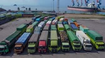 Sejumlah truk antre menunggu kapal bersandar di Pelabuhan Ciwandan, Kota Cilegon, Banten, Senin (22/12/2025). [ANTARA FOTO/Muhammad Bagus Khoirunas/foc]
