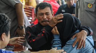 Keluarga korban menangis saat mendengarkan informasi keluarganya menjadi salah satu korban meninggal kecelakaan bus PO Cahaya Trans di RSUD Kariadi, Semarang, Jawa Tengah, Senin (22/12/2025). [ANTARA FOTO/Makna Zaezar/rwa]
