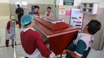 Sejumlah petugas mengangkat peti jenazah korban kecelakaan bus PO Cahaya Trans usai proses identifikasi di RSUD Kariadi, Semarang, Jawa Tengah, Senin (22/12/2025). [ANTARA FOTO/Makna Zaezar/rwa]