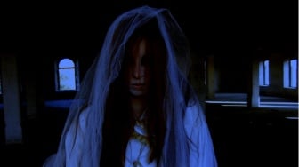 Perempuan Bergamis Putih di Sudut Toko