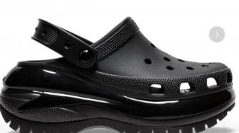 4 Jenis Sandal Crocs Paling Populer yang Nyaman Dipakai Seharian