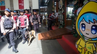 Petugas memeriksa keamanan di Gereja Katedral, Jakarta, Selasa (23/12/2025). [Suara.com/Alfian Winanto]
