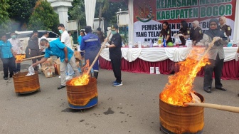 Penampakan Pemusnahan Barang Bukti di Kejari Bogor: Sabu Diblender, Sajam Dipotong Mesin
