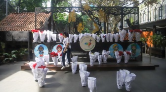 Petugas memasang dekorasi di Gereja Katedral, Jakarta, Selasa (23/12/2025). [Suara.com/Alfian Winanto]