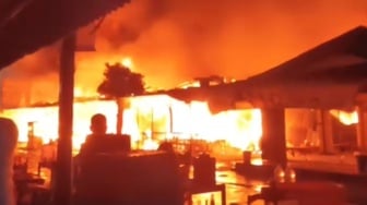 Breaking News! Kebakaran Hebat Landa Kios Pakaian di Pasar Pagi Pemalang