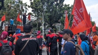 Demo di Balai Kota, Buruh Jakarta Tagih Janji 'Manusiakan Pekerja' Lewat UMP Rp5,8 Juta