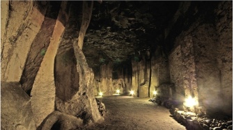 Misteri Toko Aksesori di dalam Terowongan Tua