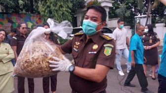 Ada Keripik Pisang di Tumpukan Ganja yang Dibakar Kejari Bogor, Ternyata Ini Isinya!