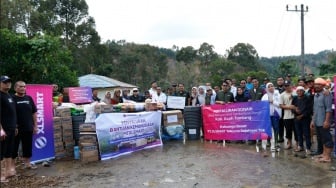 Karyawan XLSMART Salurkan Donasi untuk Korban Bencana di Sumatera