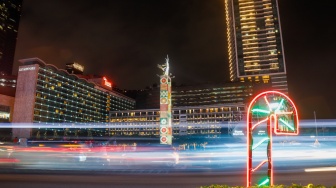 Instalasi Video Mapping pada Patung Selamat Datang saat Jakarta Light Festival 2025 di kawasan Bundaran HI, Jakarta, Selasa (23/12/2025). [Suara.com/Alfian Winanto]
