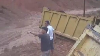 Lokasi Diduga Tambang Ilegal di Inhu Longsor, Truk dan Alat Berat Tertimbun