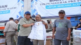 Mendagri Tito Tinjau Aceh Tamiang dan Salurkan Bantuan bagi Korban Banjir Longsor
