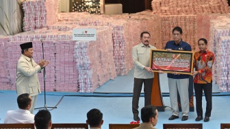 Presiden Prabowo Subianto (kiri) menyaksikan Jaksa Agung ST Burhanuddin (kedua kiri) menyerahkan secara simbolis uang hasil penagihan denda administratif kehutanan dan penyelamatan keuangan negara dari hasil tindak pidana korupsi kepada Menteri Keuangan Purbaya Yudhi Sadewa (kedua kanan) dan Menteri Kehutanan Raja Juli Antoni (kanan) di kompleks Kejaksaan Agung, Jakarta, Rabu (24/12/2025). [ANTARA FOTO/Aditya Pradana Putra/sgd]