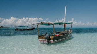 Menaklukkan atau Bertahan? Belajar Harmoni dengan Alam dari Cara Hidup Masyarakat Pesisir