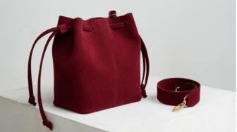 4 Tas Merah Brand Lokal, Bikin Tampilan Natal yang Lebih Stand Out