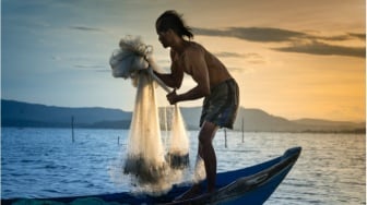 Pasang Surut Hidup Nelayan: Catatan dari Pesisir yang Jarang Didengar