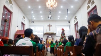 Umat Kristiani Ikuti Misa Malam Natal 2025 di Gereja Tugu Jakarta Utara
