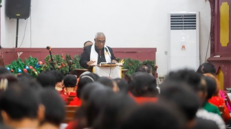 Umat Kristiani melakukan ibadah misa malam Natal di Gereja Tugu, Semper, Jakarta Utara, Selasa (24/12/2025). [Suara.com/Alfian Winanto]