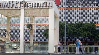 Sejumlah Pekerja beraktivitas saat jam pulang kantor di Kawasan Sarinah, Jakarta, Rabu (24/12/2025). [Suara.com/Alfian Winanto]