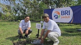 BRI Cepu Tanam 100 Pohon, Wujud Komitmen Lingkungan di HUT ke-130
