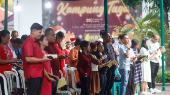 Umat Kristiani melakukan ibadah misa malam Natal di Gereja Tugu, Semper, Jakarta Utara, Selasa (24/12/2025). [Suara.com/Alfian Winanto]