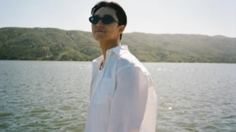 Clean Look Maksimal! 5 Inspirasi Outfit Nuansa Putih ala Park Seo Joon