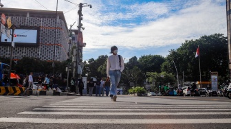 Sejumlah Pekerja beraktivitas saat jam pulang kantor di Kawasan Sarinah, Jakarta, Rabu (24/12/2025). [Suara.com/Alfian Winanto]