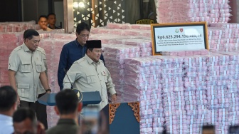 Presiden Prabowo Subianto (kanan) didampingi Menteri Pertahanan Sjafrie Sjamsoeddin (kiri) dan Menteri Keuangan Purbaya Yudhi Sadewa (tengah) berjalan sebelum seremoni penyerahan uang hasil penagihan denda administratif kehutanan dan penyelamatan keuangan negara dari hasil tindak pidana korupsi di kompleks Kejaksaan Agung, Jakarta, Rabu (24/12/2025). [ANTARA FOTO/Aditya Pradana Putra/sgd]