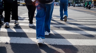 Sejumlah Pekerja beraktivitas saat jam pulang kantor di Kawasan Sarinah, Jakarta, Rabu (24/12/2025). [Suara.com/Alfian Winanto]
