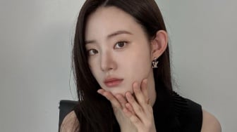 Simpel dan Elegan! 4 Ide OOTD Monokrom ala Shin Si A untuk Daily Look