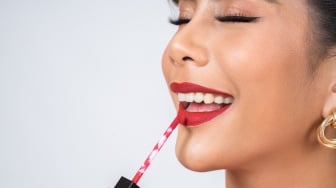 5 Lip Cream untuk Bibir Kering: Tahan Lama dan Melembapkan, Cocok untuk Pekerja Outdoor