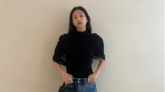 Ikonik dan Berkelas, 5 Inspirasi Mix and Match Celana Jeans ala Jennie BLACKPINK