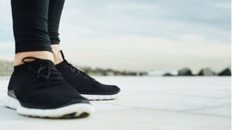 5 Sepatu Jalan Kaki Terbaik untuk Penderita Nyeri Sendi, Ada Brand Lokal Maupun Luar