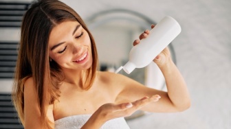 Anti Lepek! 5 Shampoo Terbaik untuk Rambut Berminyak agar Tetap Bervolume