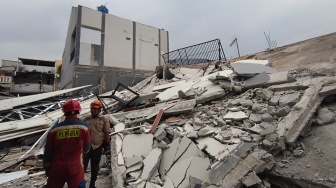 Gedung Parkir Berlantai Dua Ambruk di Jakut, Bocah Ketakutan Dengar Suara Retakan