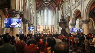 Umat Kristiani saat mengikuti Misa Pontifikal Natal di Gereja Katedral, Jakarta, Kamis (25/12/2025). [Suara.com/Alfian Winanto]