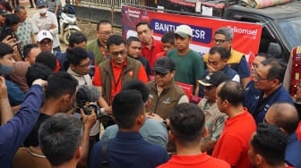 Telkomsel Salurkan 100 Genset, 500 Alat Komunikasi dan 33 Sumur Bor untuk Pulihkan Sumatera