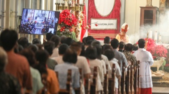 Uskup Agung Jakarta Kardinal Ignatius Suharyo menyampaikan pesan saat memimpin pelaksanaan Misa Pontifikal Natal di Gereja Katedral, Jakarta, Kamis (25/12/2025). [Suara.com/Alfian Winanto]