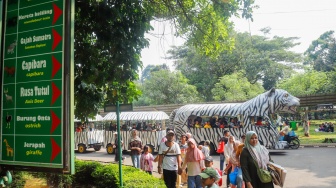 Wisatawan mengunjungi Taman Margasatwa Ragunan (TMR) di Jakarta, Kamis (25/12/2025). [Suara.com/Alfian Winanto]