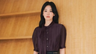 Intip 3 Ide Outfit Rok ala Song Hye Kyo, Cocok untuk Hijabers!