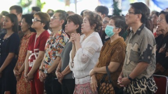 Umat Kristiani saat mengikuti Misa Pontifikal Natal di Gereja Katedral, Jakarta, Kamis (25/12/2025). [Suara.com/Alfian Winanto]