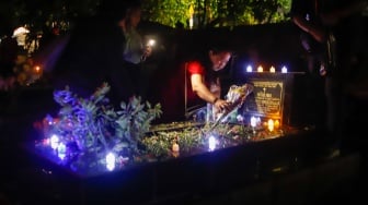 Cahaya Lilin di Antara Nisan, Malam Natal Keturunan Portugis Kampung Tugu