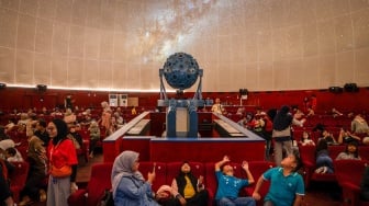 Pengunjung menyaksikan pertunjukkan simulasi langit di Planetarium Taman Ismail Marzuki (TIM), Cikini, Jakarta, Kamis (25/12/2025). [ANTARA FOTO/Bayu Pratama S/nym]