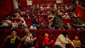 Pengunjung menyaksikan pertunjukkan simulasi langit di Planetarium Taman Ismail Marzuki (TIM), Cikini, Jakarta, Kamis (25/12/2025). [ANTARA FOTO/Bayu Pratama S/nym]
