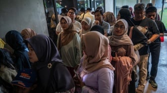 Sejumlah pengunjung antre untuk mendapatkan tiket masuk ke Planetarium Jakarta di Taman Ismail Marzuki (TIM), Cikini, Jakarta, Kamis (25/12/2025). [ANTARA FOTO/Bayu Pratama S/nym]